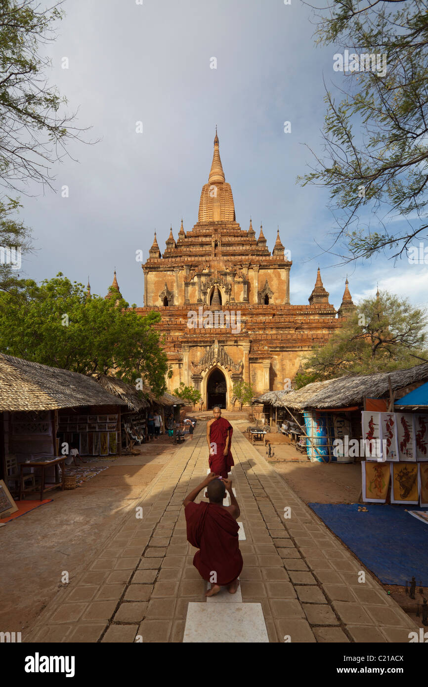 Mönch nehmen Foto von einem anderen Mönch, Sulamani buddhistische Tempel, Minnanthu, südwestlich von Bagan, Myanmar Stockfoto