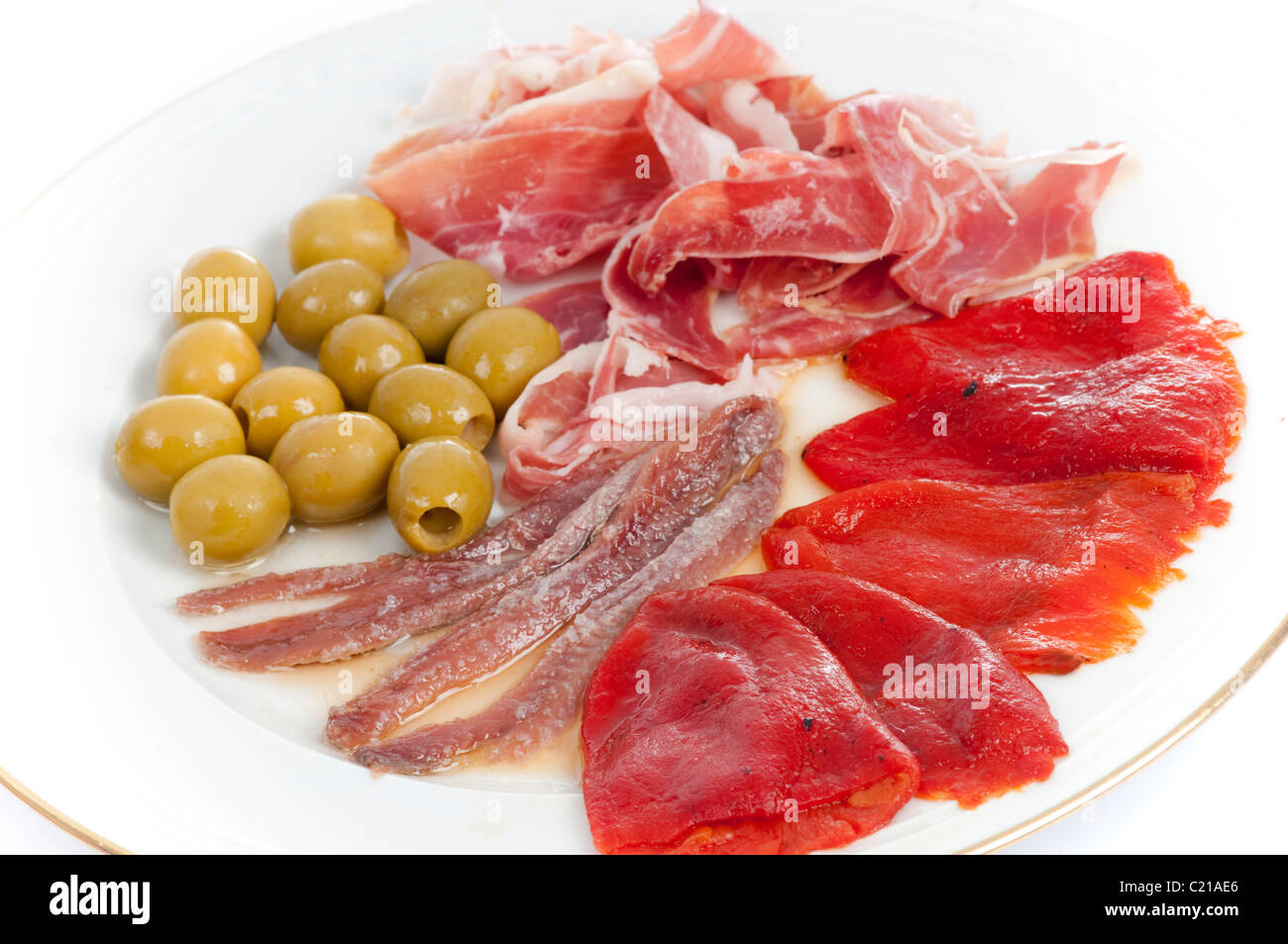 Spanische Tapas mit Serrano-Schinken gebraten, Piquillo Paprika, Oliven, Sardellen und Salat. Stockfoto