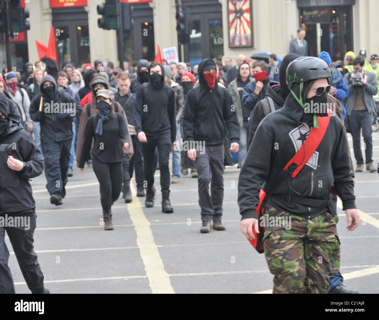 Marsch für die Alternative London 2011 Black Bloc Anarchisten Riot Rauchbomben militanten Stockfoto