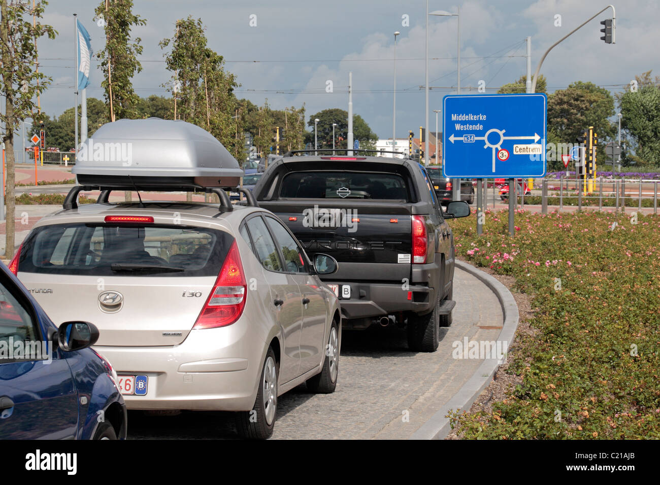 Fahrzeuge in einem Stau stecken an einer Straßenkreuzung in Nieuwpoort, West-Flandern, Belgien. Stockfoto