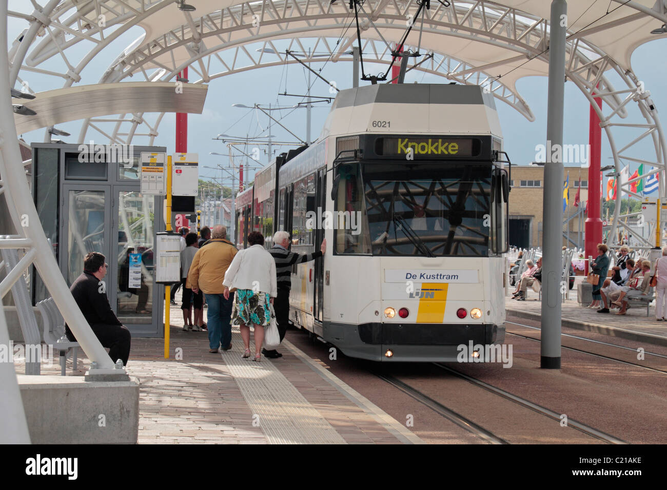Eine elektrische Straßenbahn zu "Knokke" Abholer an einer Straßenbahnhaltestelle in Nieuwpoort, West-Flandern, Belgien. Stockfoto