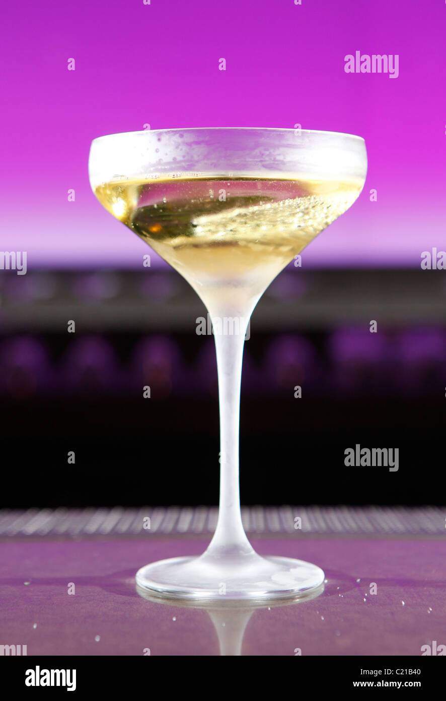 Glas Champagner auf eine Bar. Stockfoto