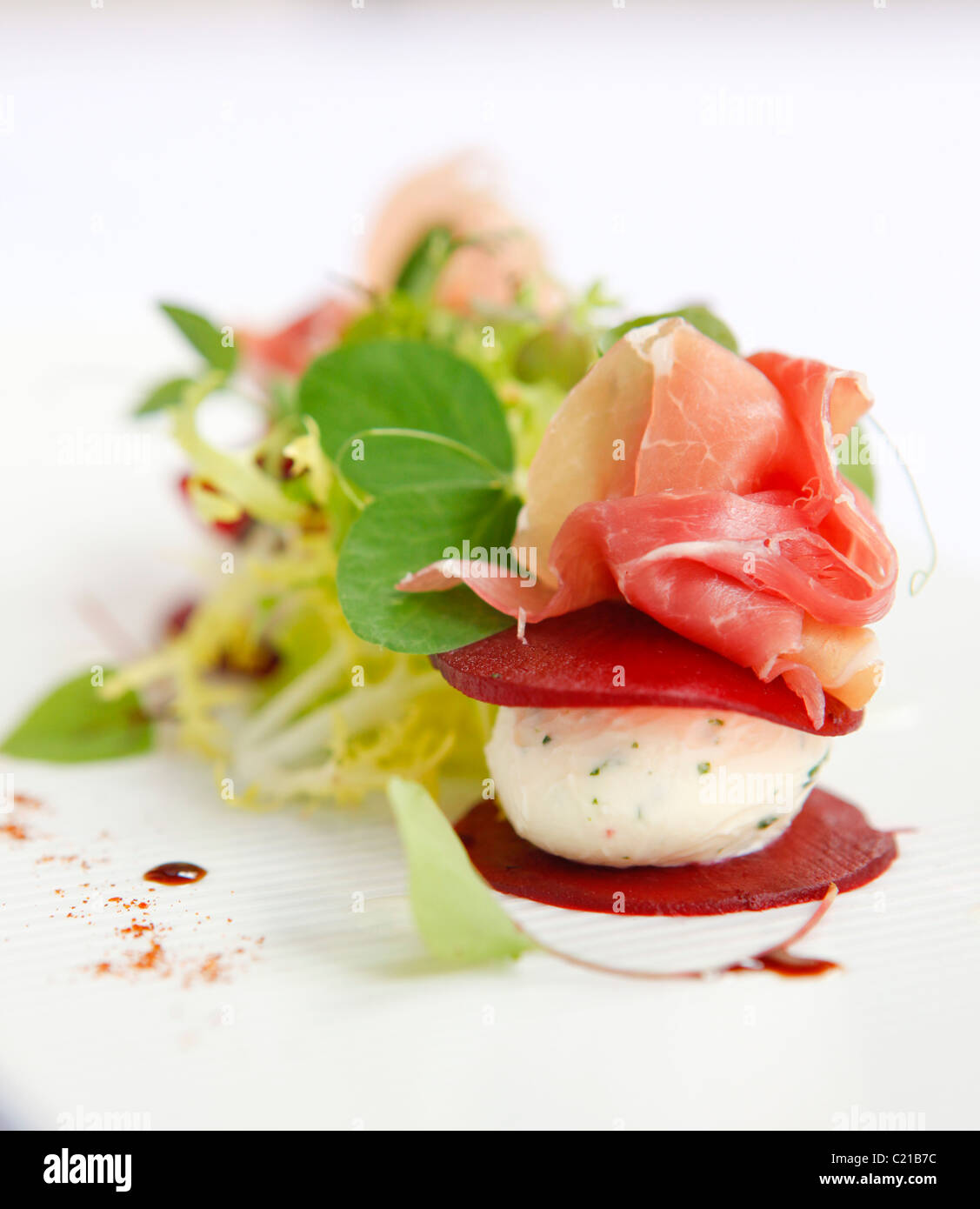 Salat mit Ziegenkäse, Parmaschinken und rote Beete. Stockfoto
