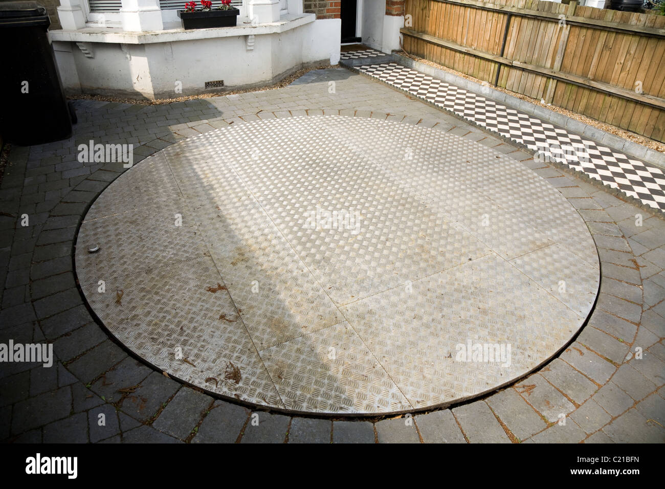 Drehteller Drehscheibe, geparktes Auto für leichten Zugang zum inländischen Auffahrt zu spinnen. Stockfoto