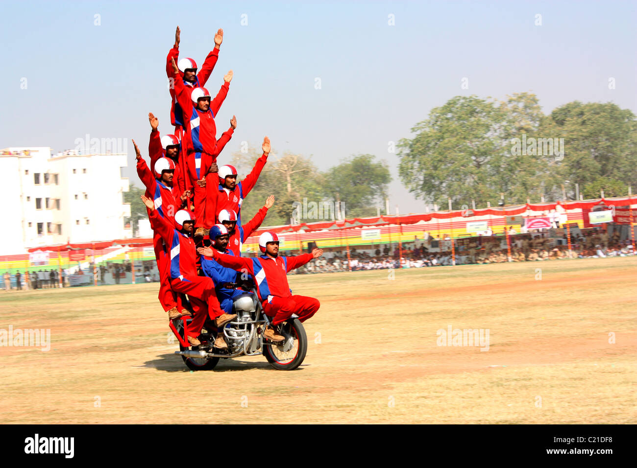Indische Armee Fahrer eine Pyramide aus Menschen auf dem Fahrrad Stockfoto