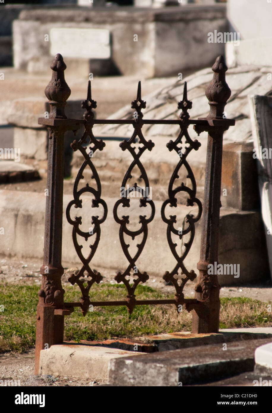 Antik Gusseisen Zaun Fragment in einem Friedhof von New Orleans. Stockfoto