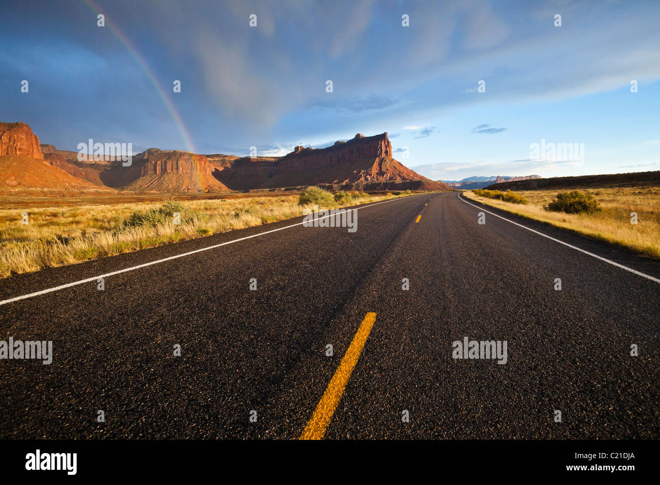 Landstraße 211, Tafelberge und einen Regenbogen in die Wüste des südöstlichen Utah, USA. Stockfoto