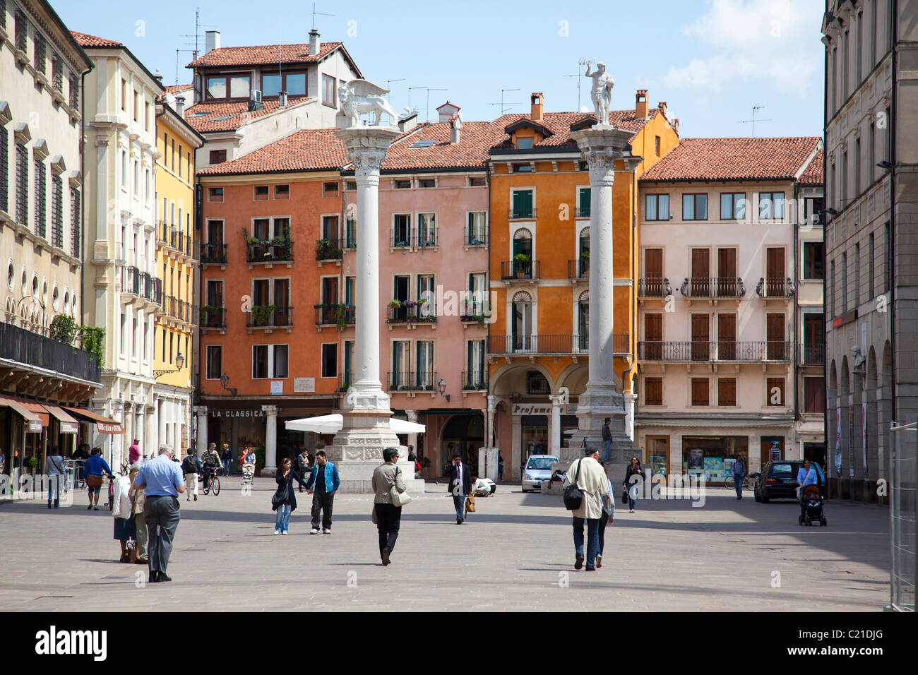 Piazza dei Signori mit den Spalten der Löwe von San Marco und der Erlöser im Herzen des historischen Vicenza-Italien. Stockfoto