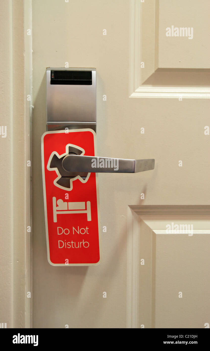 Red bitte nicht stören Schild hängen Hoteltür mit digitalen Schlüssel-Karte sperren Stockfoto