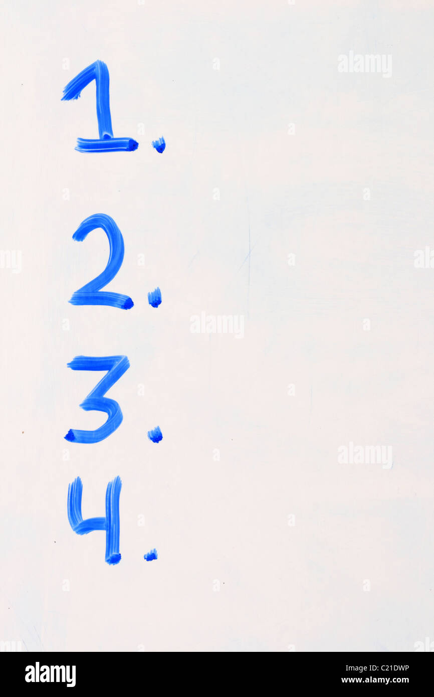 die Zahlen 1 2 3 4 auf eine weiße Tafel in blau mit textfreiraum aufgeführt Stockfoto