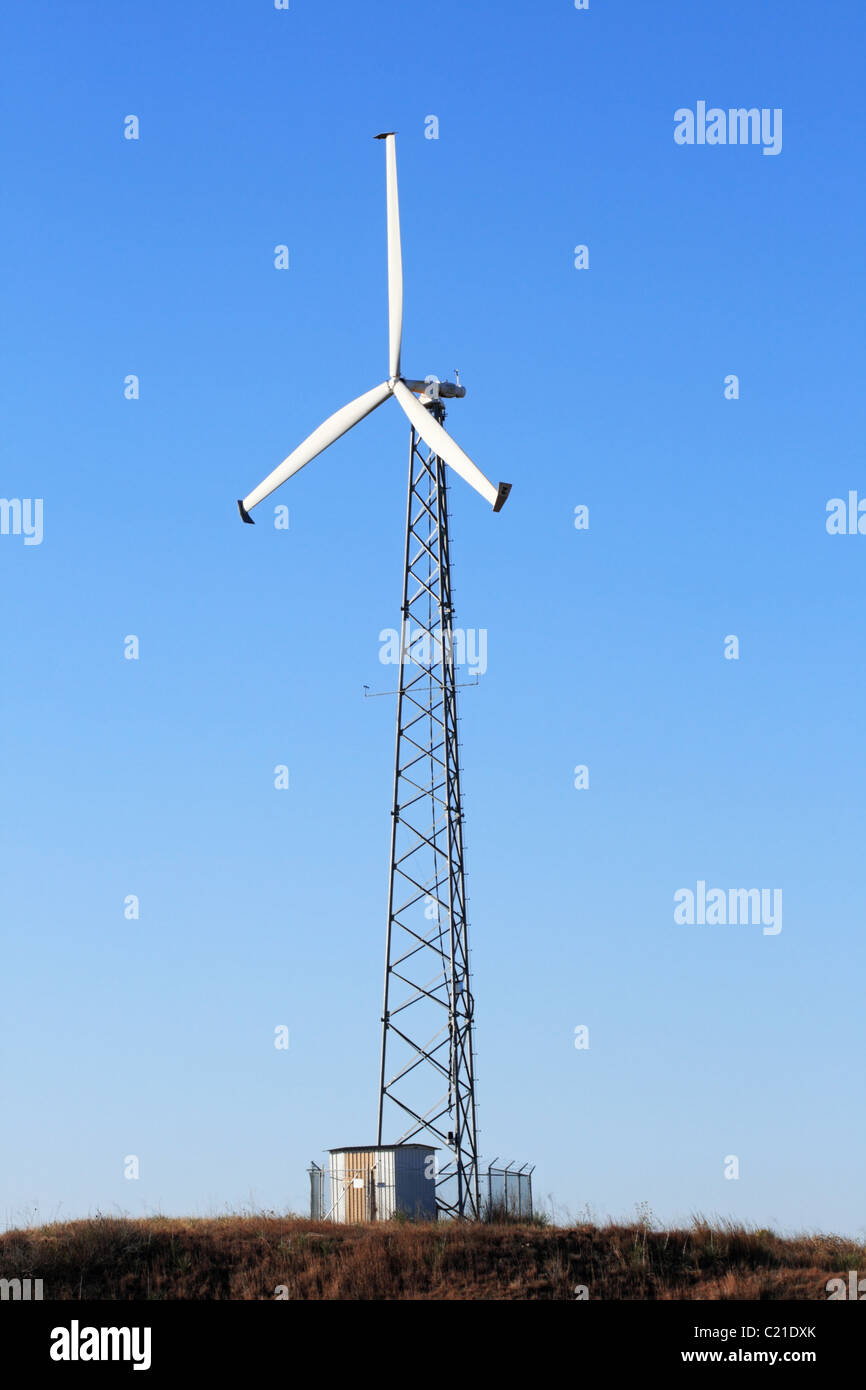 vertikales Bild der hohen elektrischen Windmühle oder Wind Turbine mit blauem Himmelshintergrund Stockfoto