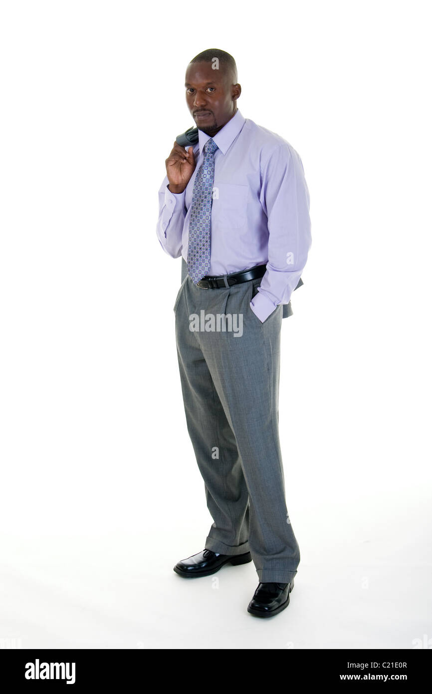 Hübscher afroamerikanischer Mann im grauen Anzug mit dem Mantel warf für einen beiläufigeren Blick über seine Schulter. Stockfoto