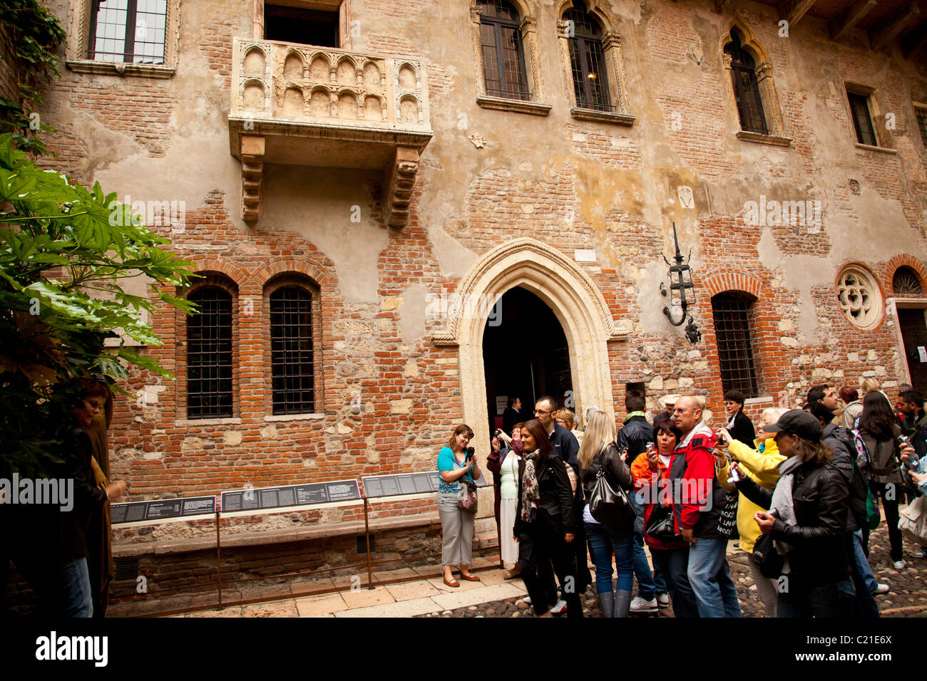 Touristen versammeln sich unter dem Balkon und Haus der Julia (Casa di Giulietta) in Verona Italien. Stockfoto