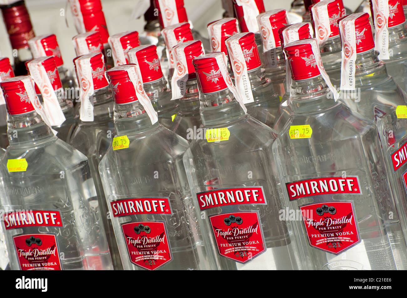 Flaschen Smirnoff Vodka für den Verkauf in einem Geschäft in Alcudia, Spanien. Stockfoto