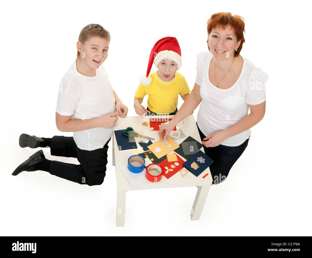 Mutter mit Kindern im Scrapbooking-Tabelle Stockfoto