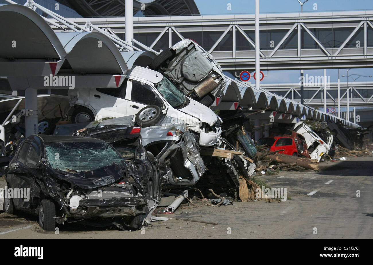 Autos am Flughafen Sendai in Japan in der Nachmahd der März 2011 Erdbeben + darauffolgenden Tsunami zerstört. Stockfoto