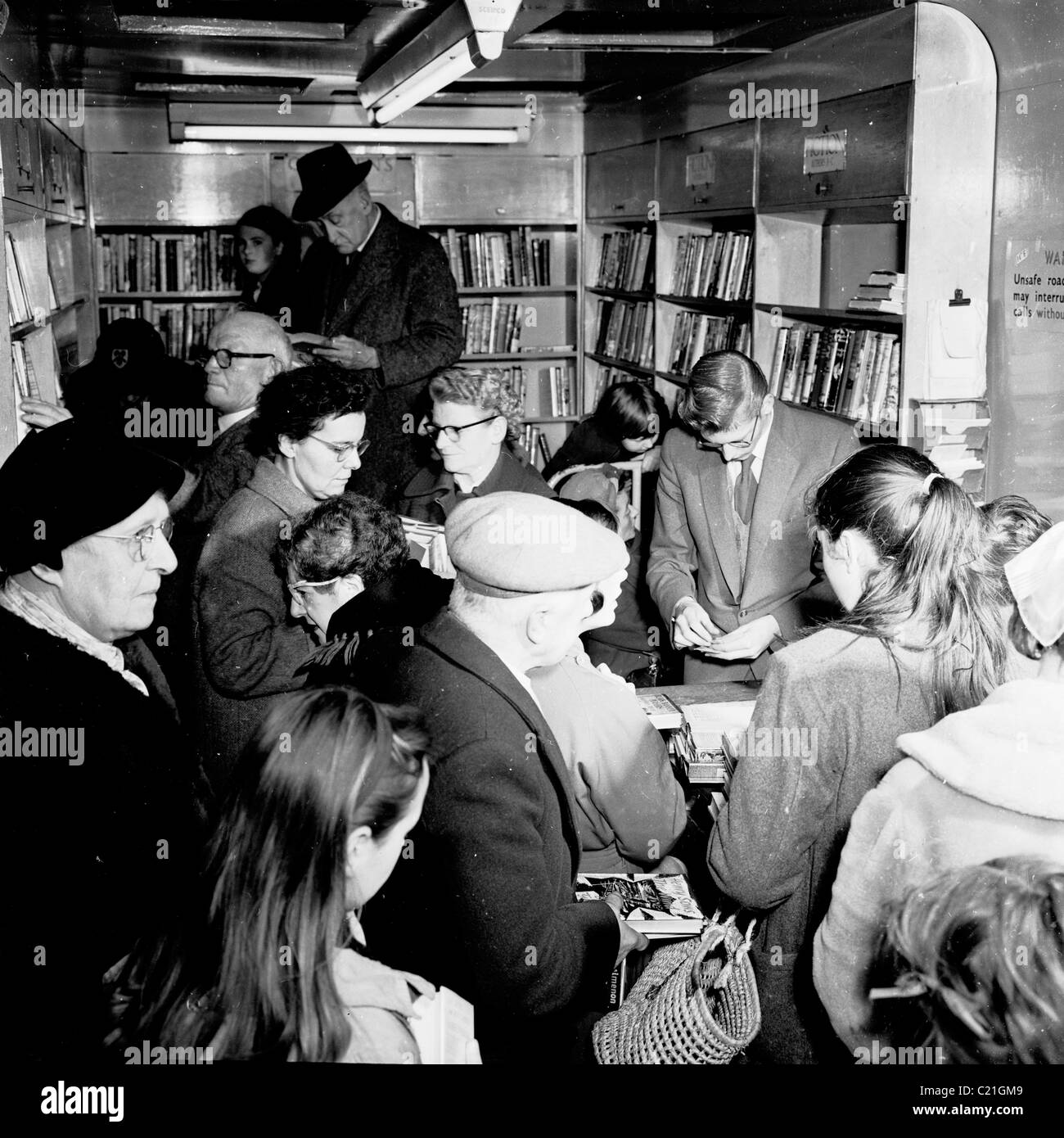 England der 1950er Jahre.  Menschen drängen sich in eine mobile Bibliothek van in Battersea, London, in diesem historischen Bild von J Allan Cash. Stockfoto