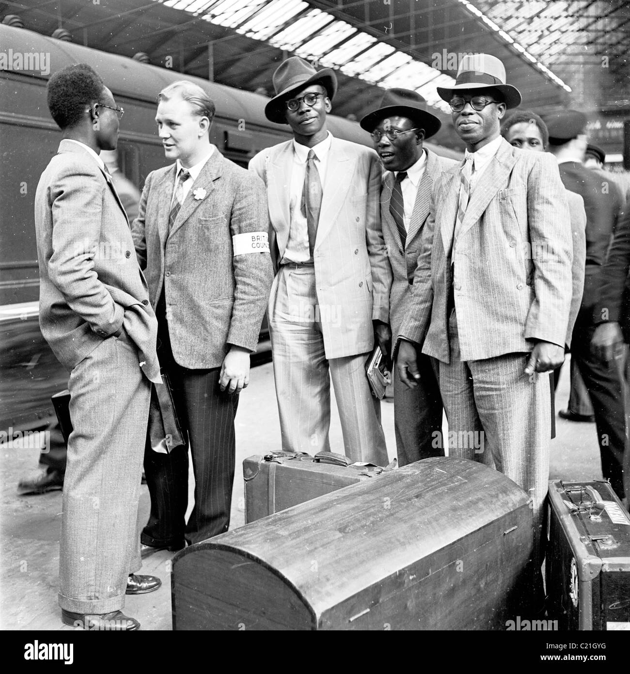 1950 begrüßt ein Beamter des British Council neu eingetroffenen männlichen Einwanderern aus der Karibik am Bahnhof Victoria, London, England, Großbritannien. Stockfoto
