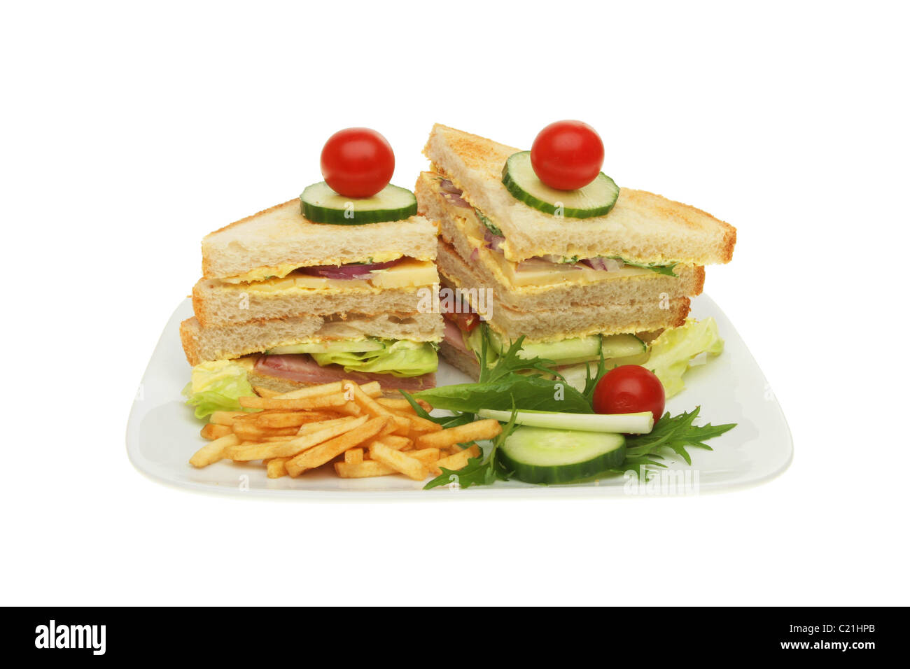 Club-Sandwich mit Salat garniert und Pommes frites Stockfoto