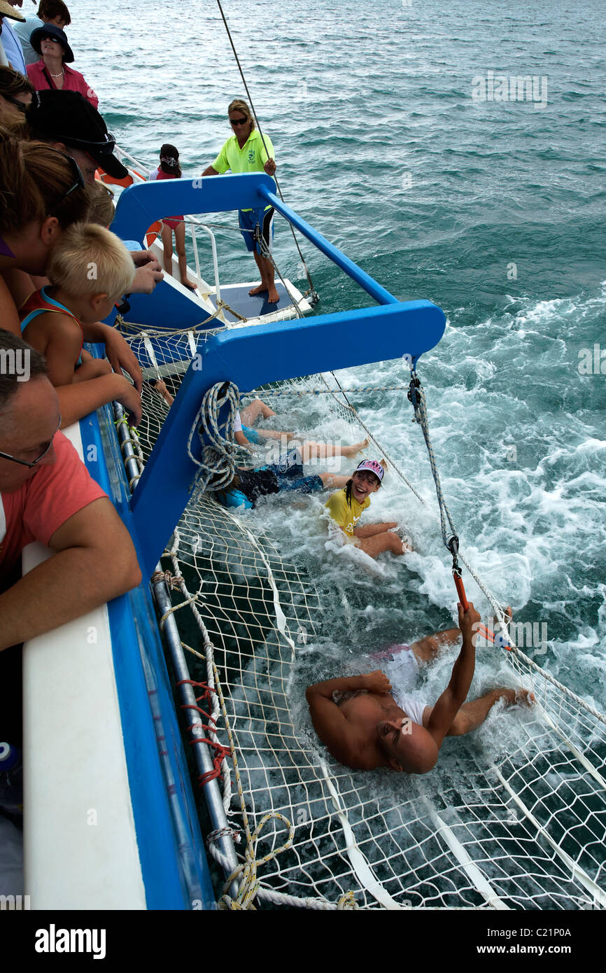 Touristen, die Fahrt in einem Boom Net am Heck eines Bootes, Shark Bay Western Australia Stockfoto