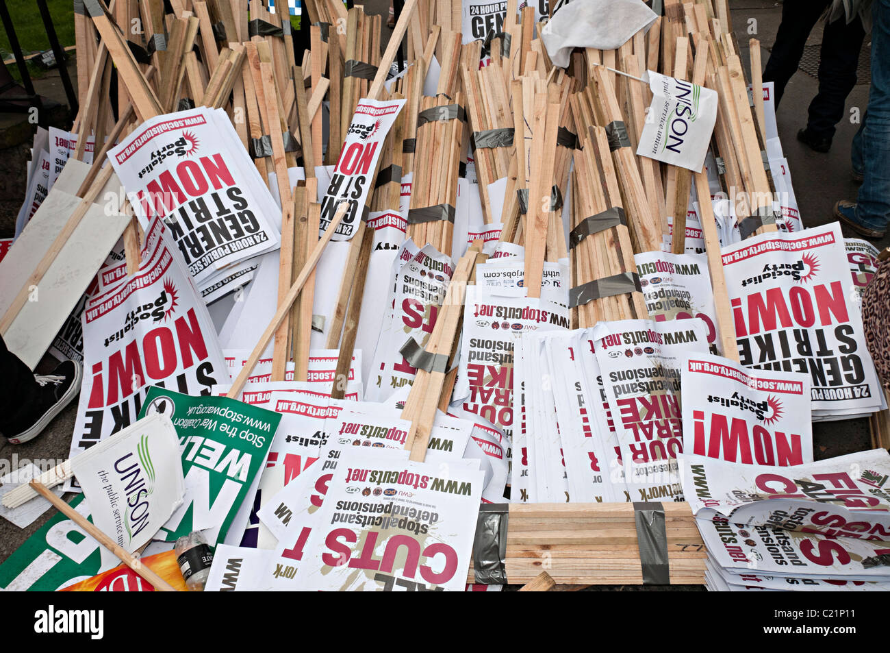 Haufen von Plakaten auf dem Boden an der Tuc Marsch für Änderung Kundgebung in London 16. März Stockfoto