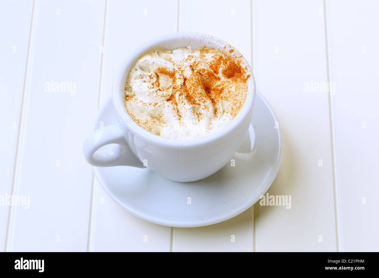 Tasse Cappuccino mit Sahne und Muskat Stockfoto