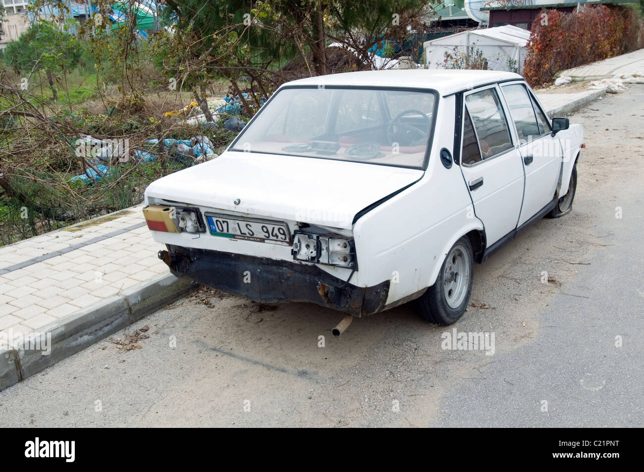 Junk-verlassene Auto Schrott Auto Autos entsorgt alte Wrack Junker Schrott Fiat 131 Absturz beschädigt verdreht Wrack zerstört verprügelt Stockfoto