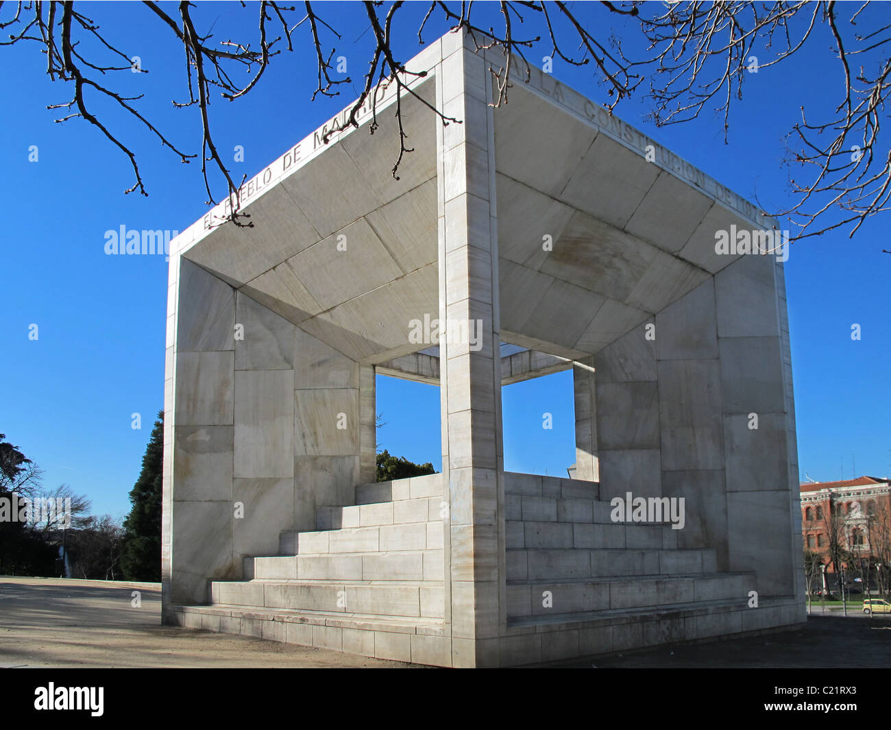 Kubische Struktur auf einem Platz in Madrid Spanien Stockfoto