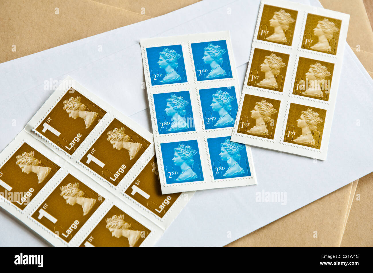Eine Reihe von UK Briefmarken und Umschläge - einschließlich große 1. Klasse, 2. Klasse und 1. Klasse-Briefmarken. Stockfoto