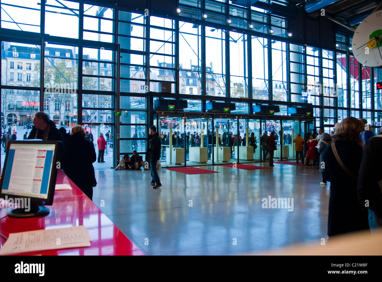 Paris, Frankreich, Beaubourg, George Pompidou Center, Im Hauptflur, Museum für Moderne Kunst, Innenausstattung, Zentrum pompidou, 1970er Jahre Baudesign, Saal, Menschenmassen im Zentrum von pompidou Stockfoto