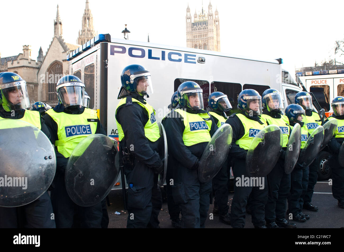 Linie der Bereitschaftspolizei, Parliament Square, Student Protest gegen Studiengebühren, London, 12.09.2010 Stockfoto