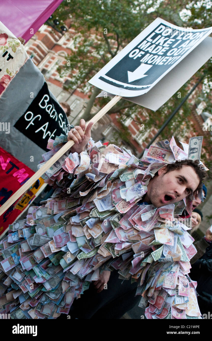 Schüler fallen in gefälschten Banknoten bei den Protesten gegen Studiengebühren, London, 12.09.2010 Stockfoto