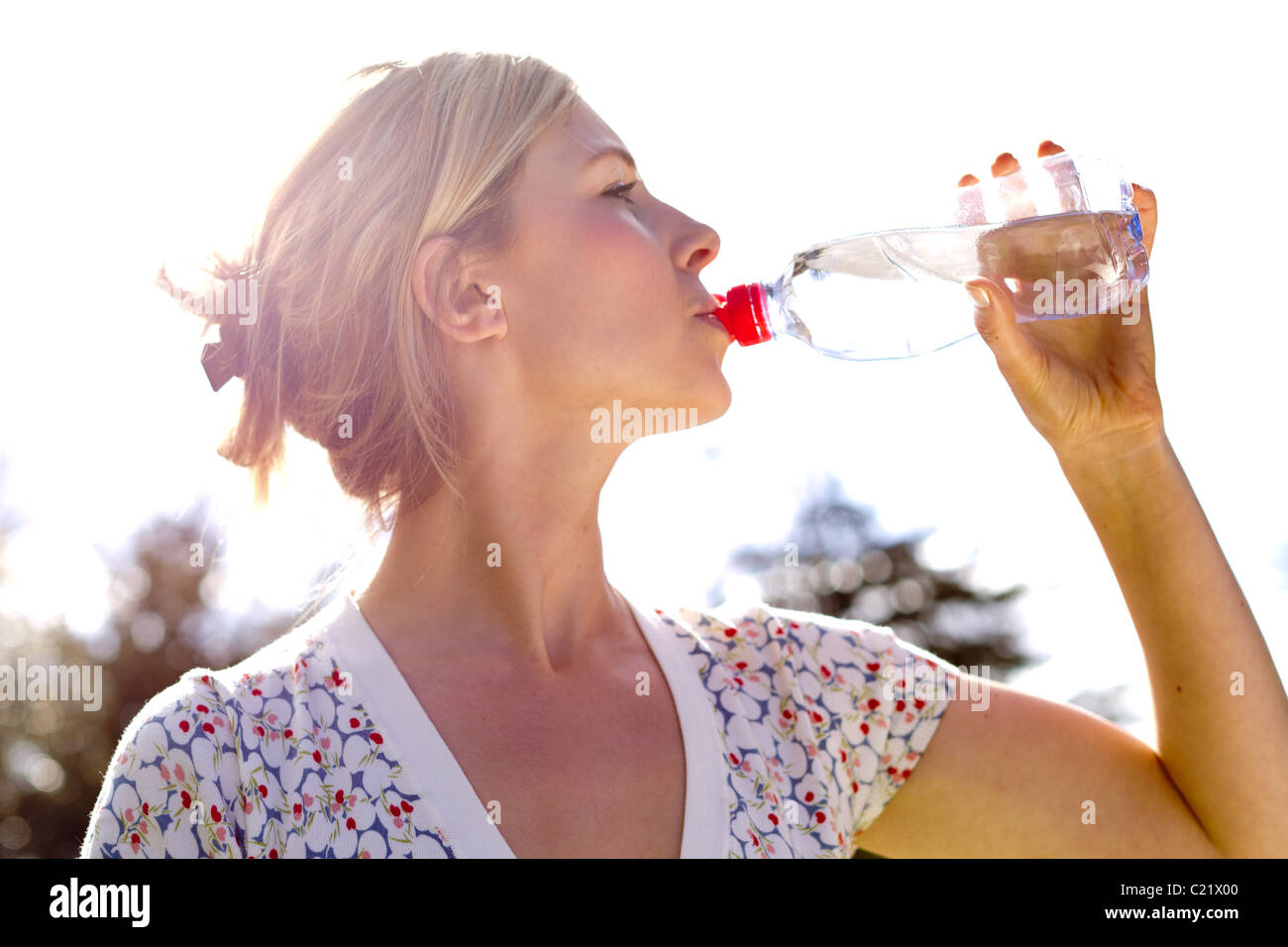 Frau trinkt Mineralwasser Stockfoto