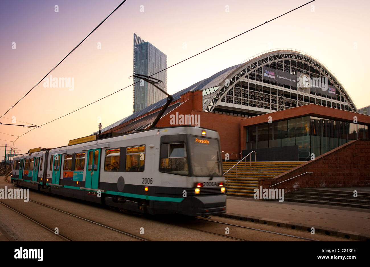 England, Manchester, Tram vor Manchester Central Kongresszentrum Stockfoto