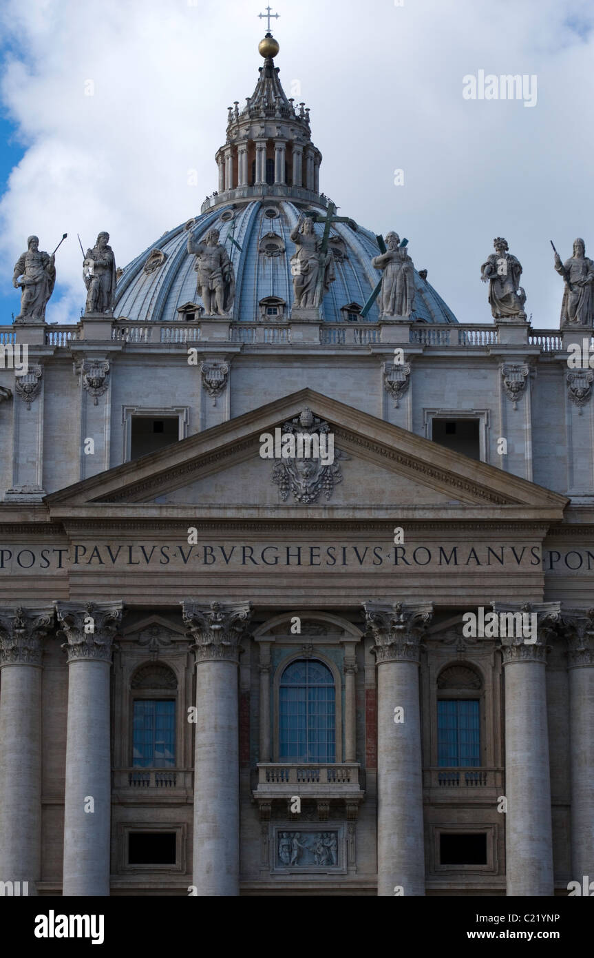 Detail der monumentalen Fassade der St. Peter Basilika, Vatikanstadt, Rom, Italien. Stockfoto