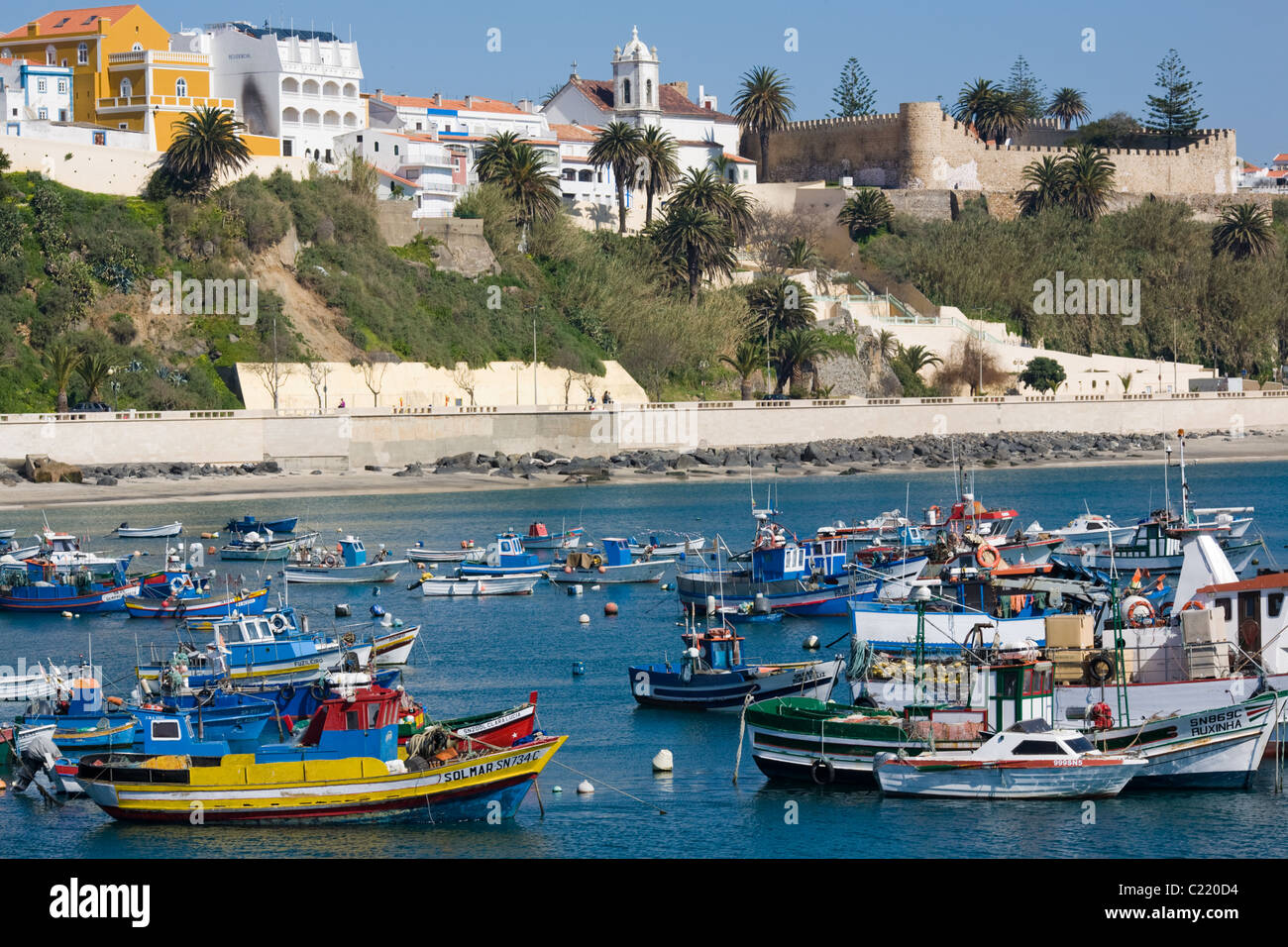 Angelboote/Fischerboote im Hafen von Sines in Portugal Alentejo Region Stockfoto
