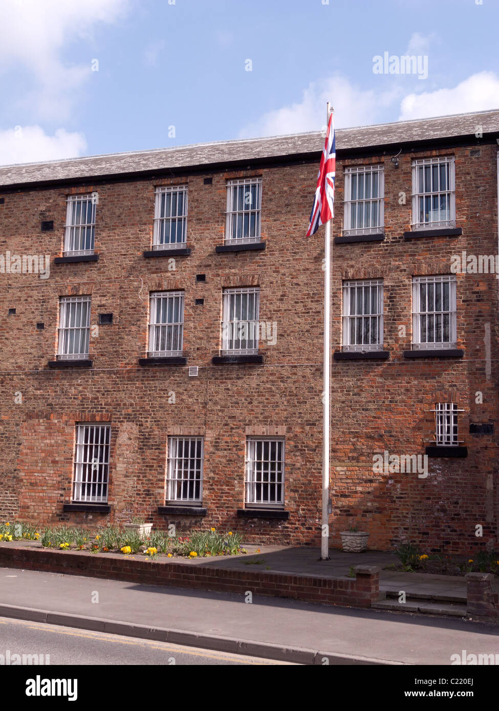 Wanddetail von Northallerton Gefängnis ein YOI oder junge Täter Institution im Zentrum Stadt mit vergitterten Fenstern Stockfoto