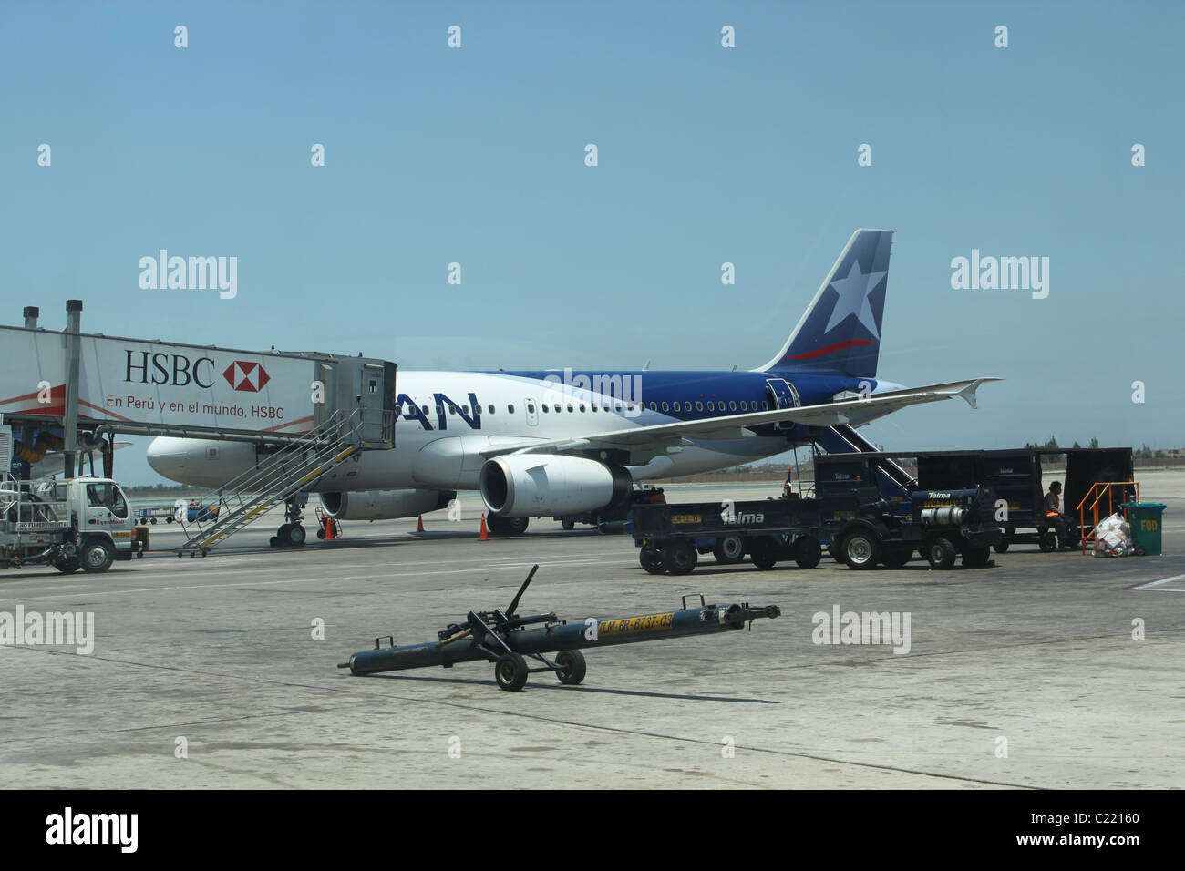 Passagierflugzeug laden in Lima Stockfoto