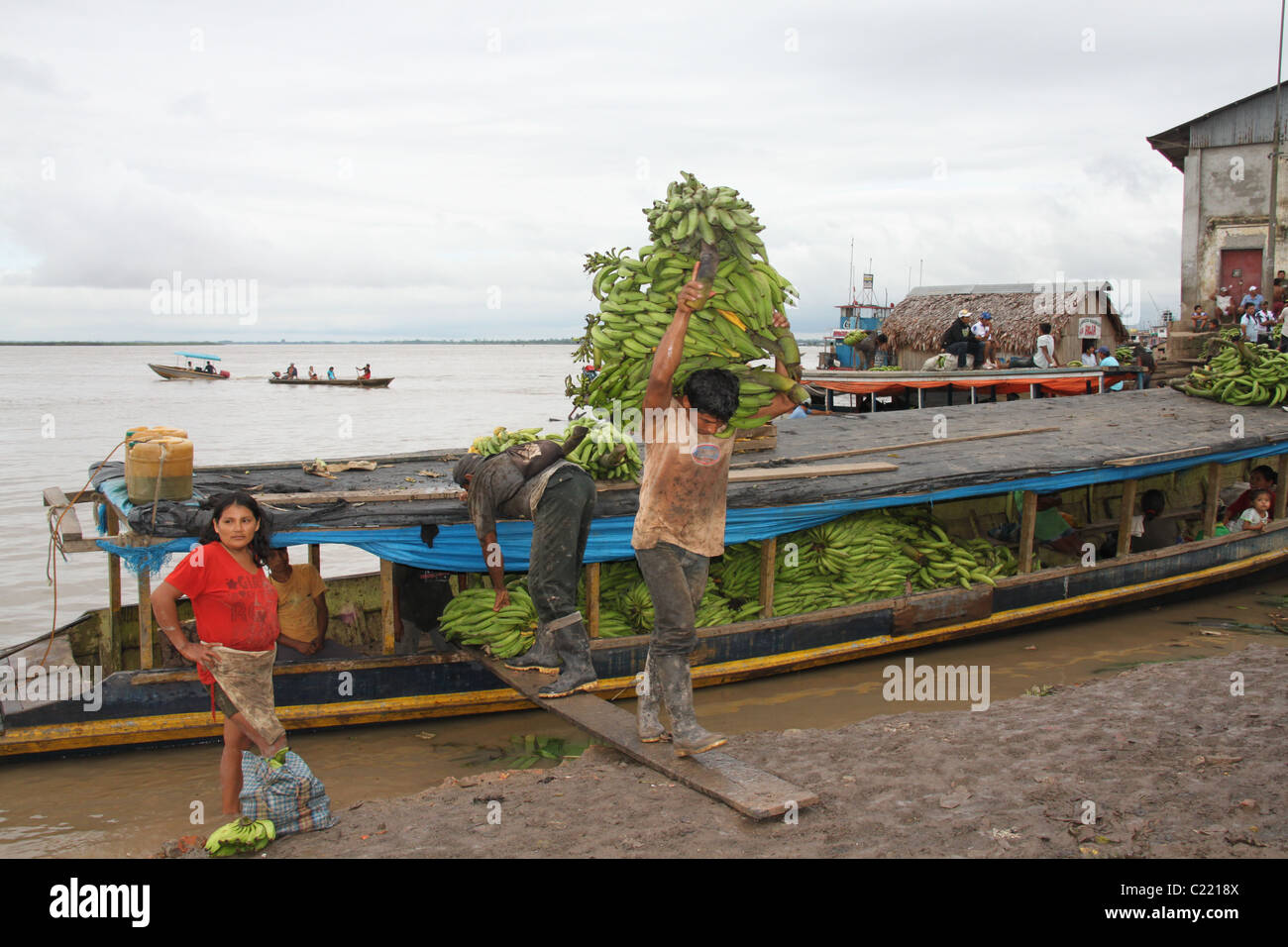Entladen eines Bootes von Bananen im Amazonasgebiet von Peru Stockfoto