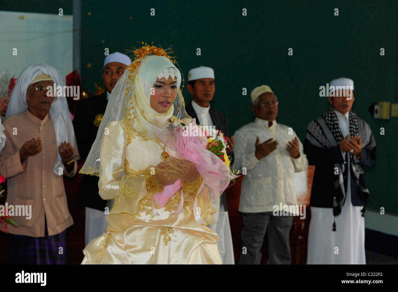 muslimische Braut beten während Hochzeit Ritual, islamische Hochzeit, muslimische Gemeinschaft, Bangkok, thailand Stockfoto