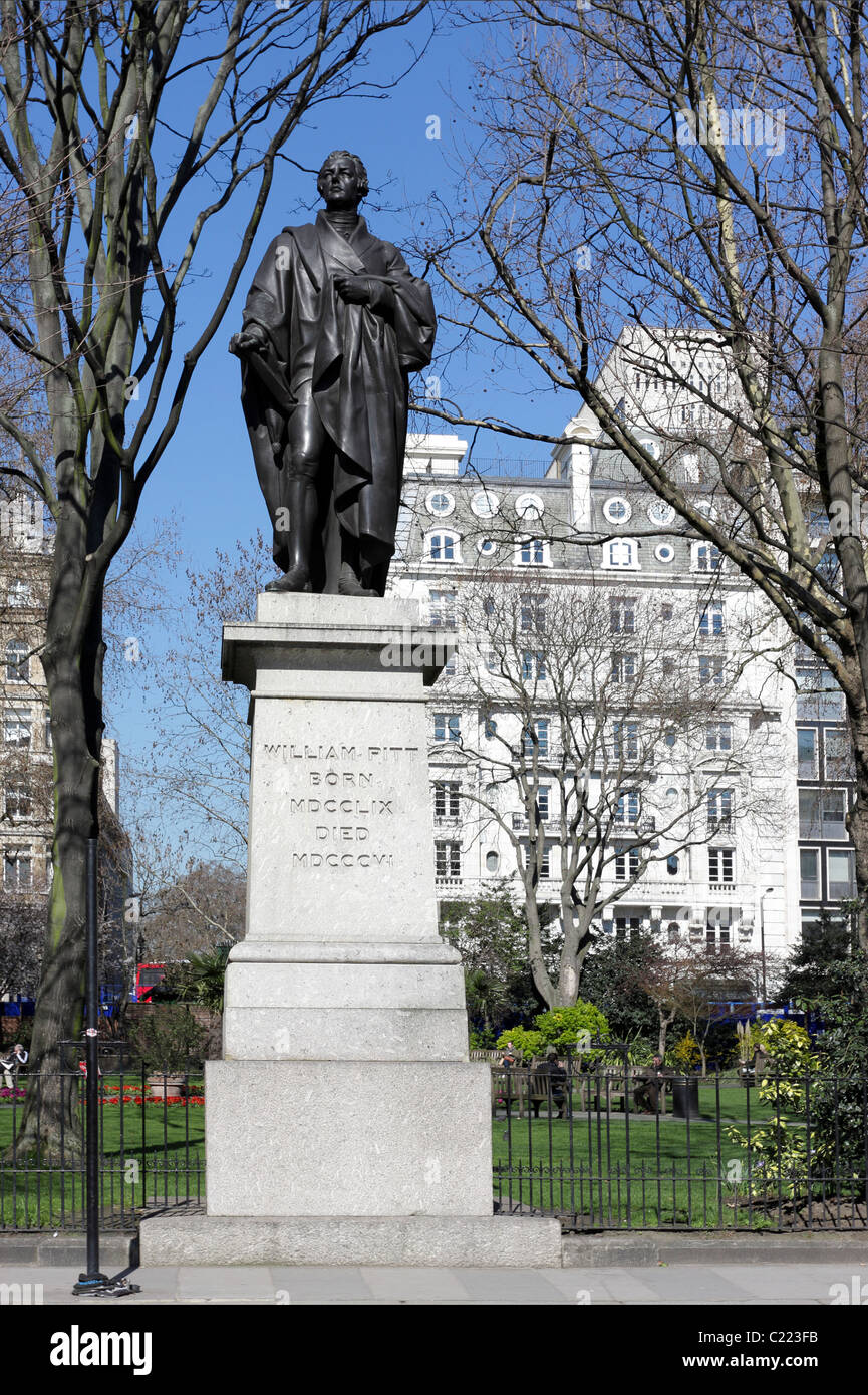 Die Bronzestatue von William Pitt in Hannover Square errichtet im Jahre 1831. William Pitt der Jüngere war der jüngste PM in Großbritannien. Stockfoto