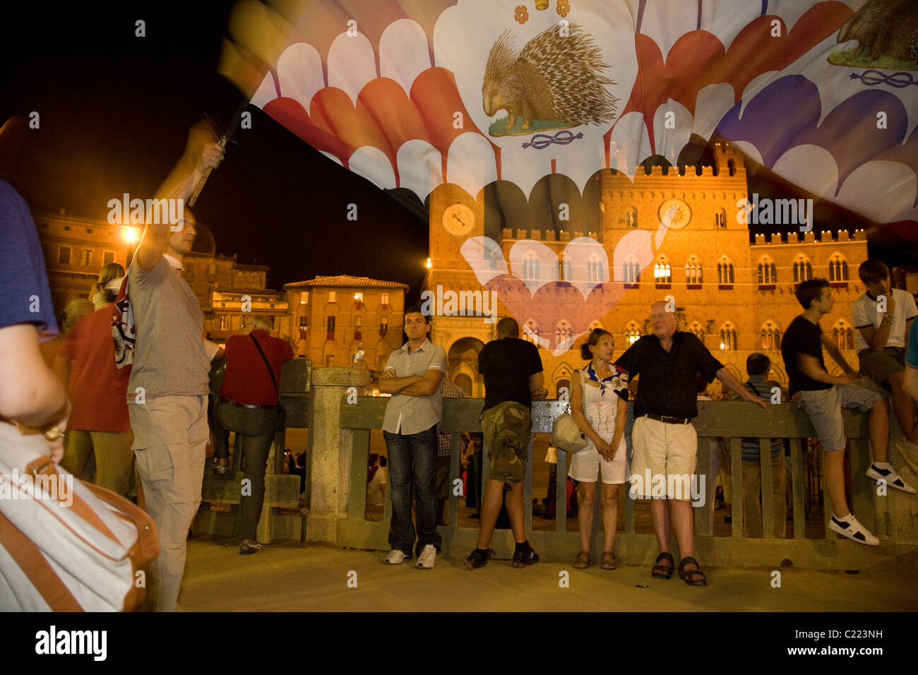 Die Flagge von Istrice Contrada (Porcupine Nachbarschaft) in Piazza del Campo in Siena in Italien nach Sieg in der Palio. Stockfoto