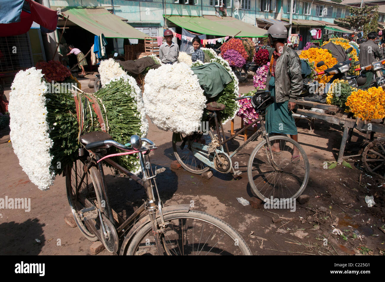 Blumenmarkt in der Nähe von dem Irrawaddy-Fluss. Mandalay. Myanmar. Stockfoto