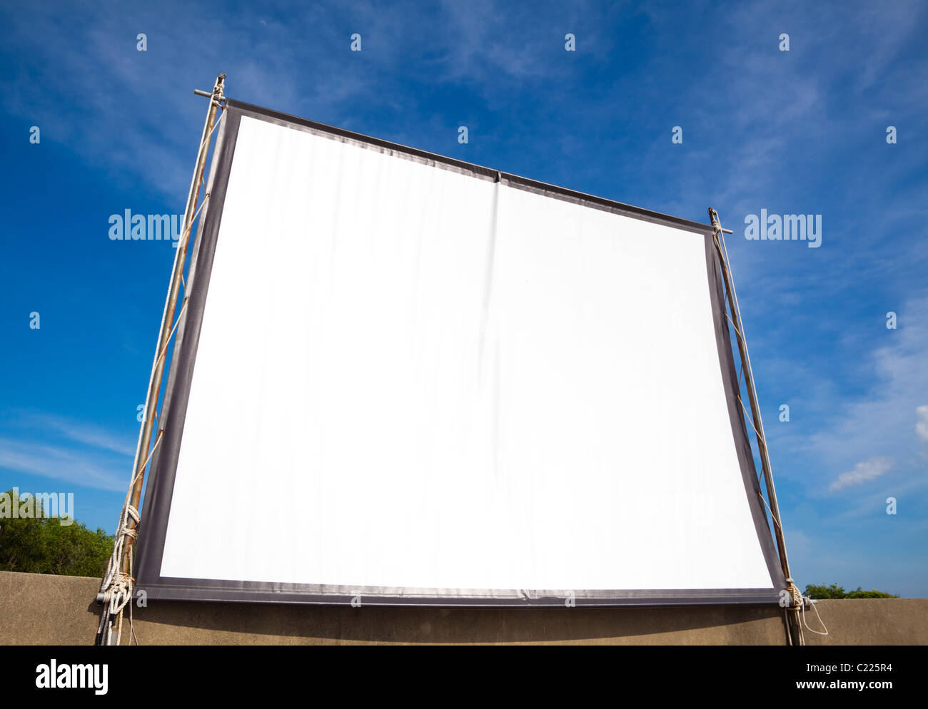 leeren weißen Bildschirm für das Kino im freien Stockfoto