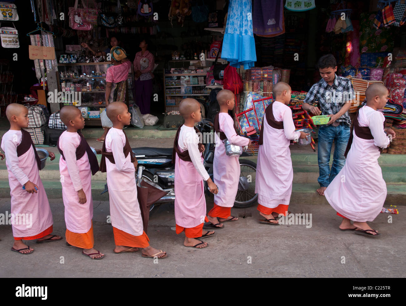 Morgen Nonnen Prozession um Almosen in der Straße von Mandalay zu sammeln. Myanmar Stockfoto