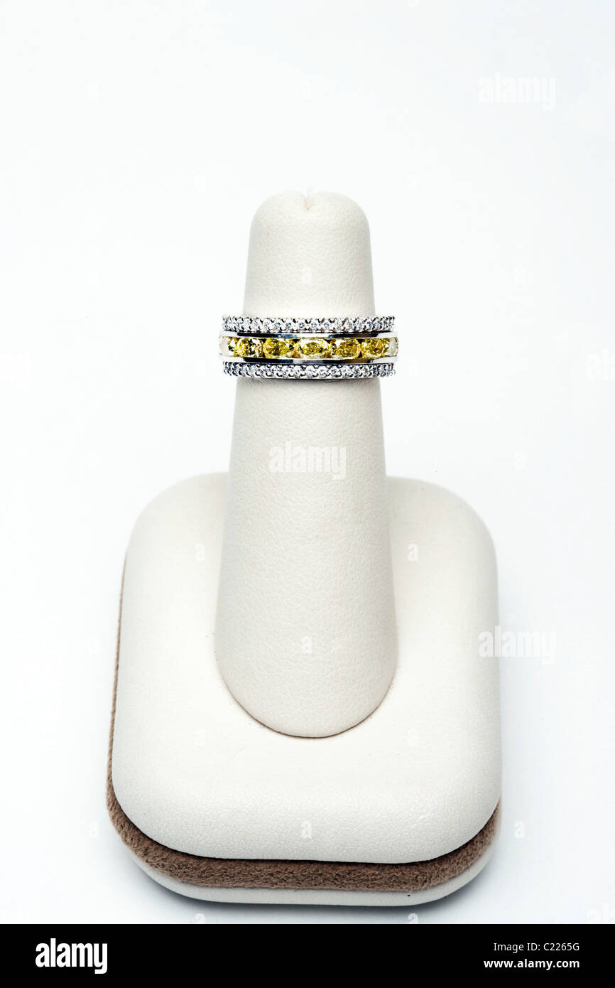 3 Platin stapelbar Ringe mit 2,75 Karat gelb Oval Diamanten und volle 1,00 Karat Diamanten Stockfoto