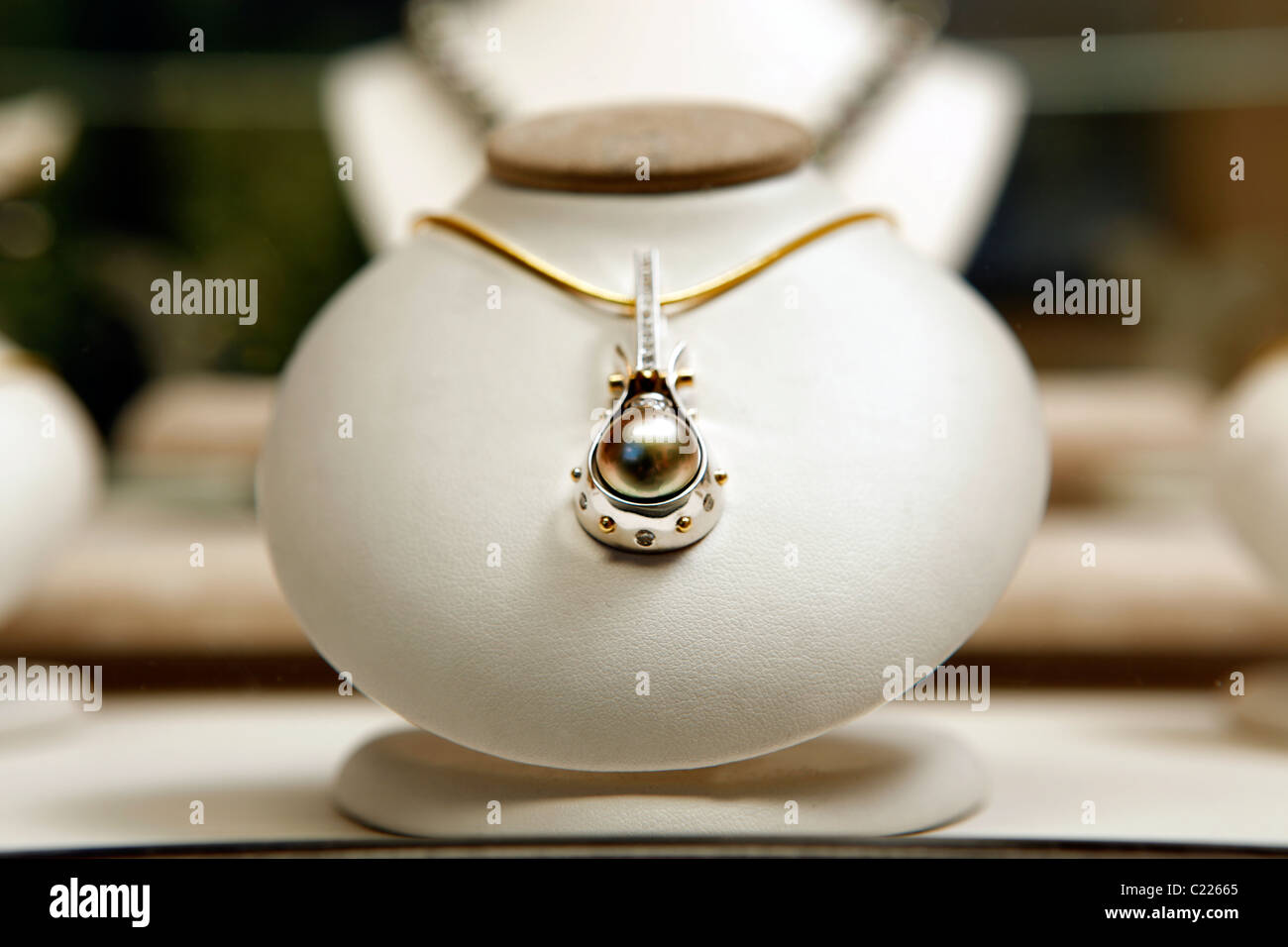 Runde schwarze Perle mit Diamanten Stockfoto