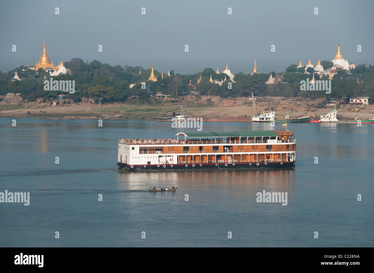 Touristenboot auf dem Irrawaddyi-Fluss mit Inwa Pagoden in bkgd. Sagaing. Myanmar Stockfoto