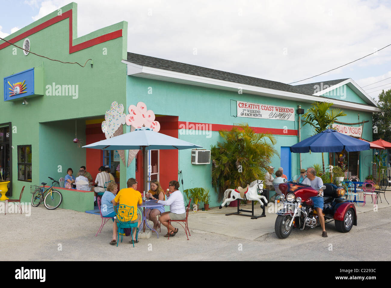 Hübsche bunte Geschäfte auf Pine Island Road in Matlacha Florida Stockfoto