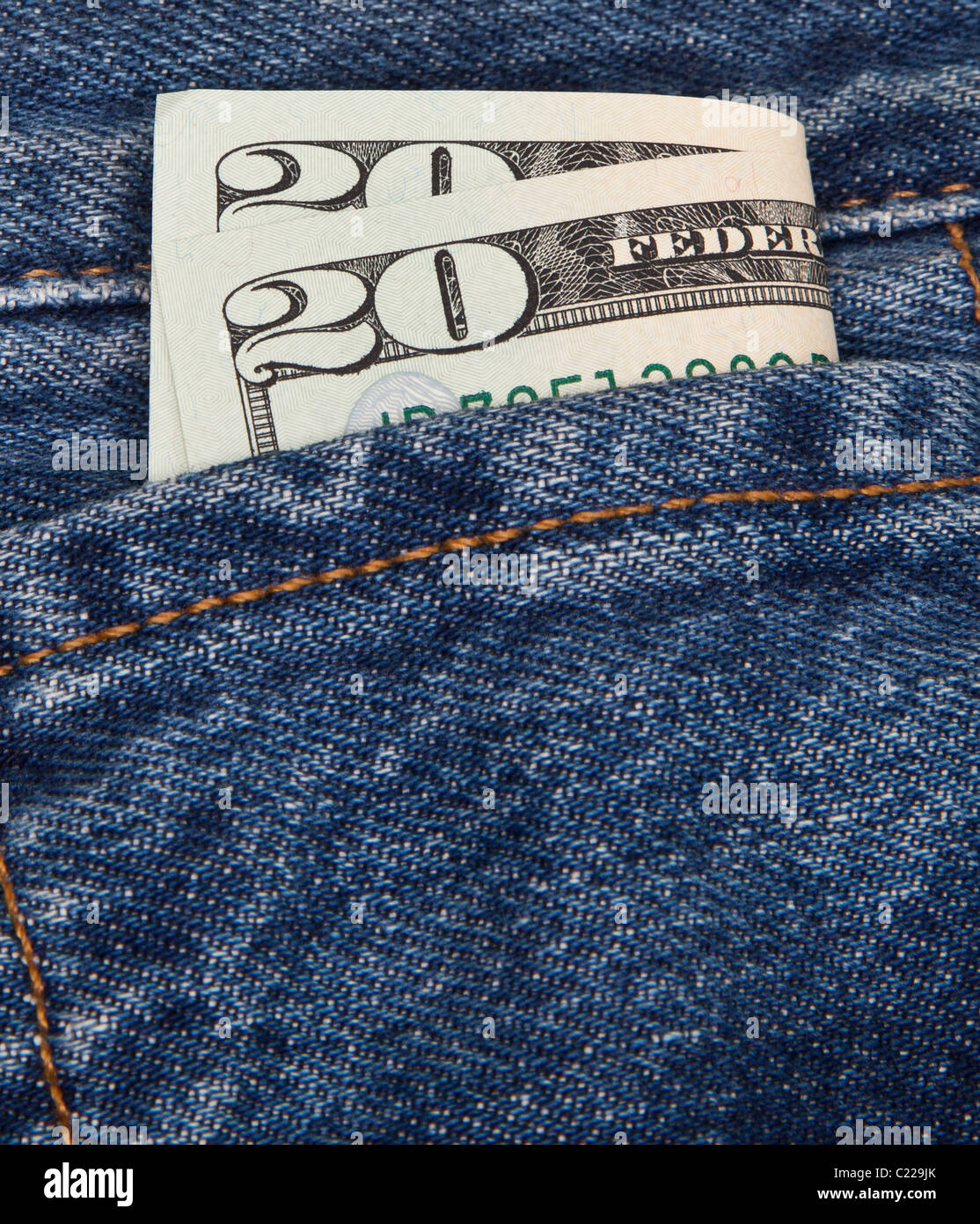 American zwanzig Dollar Scheine ragen aus einer blauen Jeans Tasche. Taschengeld. Verfügbares Einkommen. Stockfoto